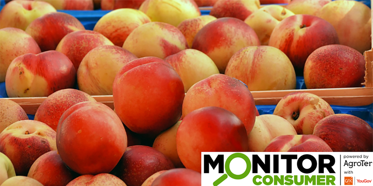 Il fruttivendolo strizza l’occhio a pesche e nettarine